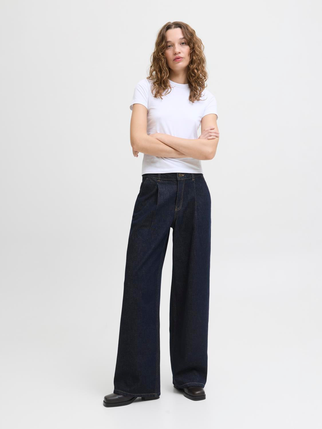 model_shot-front_full